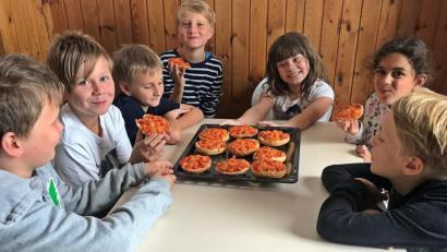 Bild: R. Kreuzer
Vom Einkaufen und Gemüse schneiden, bis hin zu belegen und backen, die runden Pizzas schmeckten prima. Die Ferienaktion ist bei der AWO leider schon zu Ende.