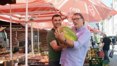 Bild: Gabi Schönberger
Melonen können ganz schön schwer sein. Bei „Ibo“ auf dem Wochenmarkt erinnert sich Volker Klitzing an die Zeit vor über 40 Jahren, als er neben dem Studium auf dem Viktualienmarkt in München jobbte.