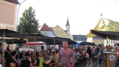 Bild: sei
Am Abend sind alle Plätze auf dem Marktplatz restlos besetzt.