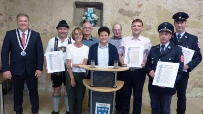 Bild: jp
Mit Bronze geehrt (von links): Bürgermeister Stefan Braun, Christian Pöllath, Annemarie Kremser, Hans Peter Lautenschlager, Lisa Müller, Erhard Eichenseer, Jürgen Rubenbauer, Tobias Lang und Andreas Niebler.