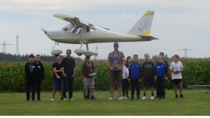 Bild: Kunz
Mit großen Augen verfolgten die Kinder die Flugshow in Maierhof. Anschließend durften sie selber an die Fernbedienung.