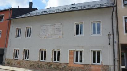 Bild: jr
Das ehemalige Spross-Haus von der Bahnhofstraße aus gesehen wird derzeit komplett saniert und als Wohnort auf Vordermann gebracht. Ab erstes Quartal 2020 können die beiden Wohnungen bezogen werden.