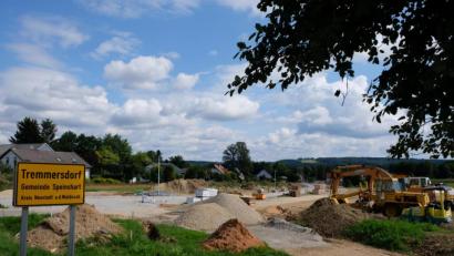 Bild: do
Zügig gehen die Erschließungsarbeiten für das neue Baugebiet "Maifurt" in Tremmersdorf voran. Mit der Asphaltierung der Siedlungsstraße ist im September 2019 zu rechnen, versicherte der Bürgermeister. Dann könne der Bauboom in der Gemeinde weitergehen
