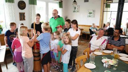 Bild: JOCHEN NEUMANN 
ERBENDORF
In der Sportklause Helgert organisierte das Generationen-Netzwerk ein "Ausbuttern" mit Jung und Alt. Mit auf dem Foto Anni Gruber (zweite von rechts) und Projektleiter Roland Lochner (hinten grünes Hemd)