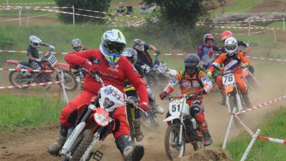 Bild: gf
Gleich vom Start weg ging das Team Zündapps letzte Rache (333) in Führung. Dicht dahinter Daniel Kempf (51), der mit John Engelhard für das Team Robeis Racing, Neukirchen, fuhr, das im Gesamtklassement den zweiten Platz belegte.