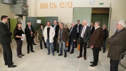 Bild: Hösamer
Der Kreistagsausschuss für Planung und Bau mit Ladnrat Thomas Ebeling (links) an der Spitze nahm auch die Werkstätten in den Bauhallen in Augenschein. Sie werden abgerissen, wenn der Neubau auf einem benachbarten Grundstück steht, dass der Landkreis gekauft hat.