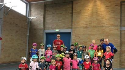 Bild: exb
Helm auf den Kopf, Schoner an die Beine und Arme und zum Schluss die Inline-Skates an die Füße. Dann kann es auch schon losgehen. In der Pressather Stadthalle üben die Kinder in den Sommerferien das Fahren mit Inline-Skates.