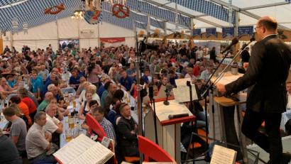 Bild: mez
Gut gefüllt war das Festzelt beim CSU-Dämmerschoppen beim Kemnather Wiesenfest. Mit ehrlichen und offenen Worten gepaart mit ein paar deftigen Sprüchen gegen Links und Rechts fühlte sich Staatsminister Albert Füracker spürbar wohl in Kemnath.
