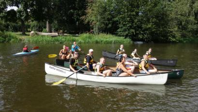 Bild: exb
Die Jugendlichen des HPZ Irchenrieth haben Spaß beim Paddeln mit den Sportlern von Kanu-Weiden.