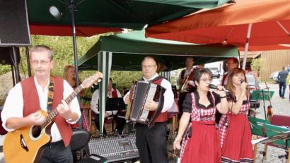 Bild: arw
Die Sängerinnen Sonja Träger und Elke Hackbarth (von rechts) begeistern das Publikum. Leiter Gerhard Träger (Mitte) freut sich über die gute Stimmung bei der Serenade.