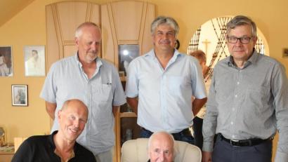 Bild: njn
Zum 80. Geburtstag von Peter Neumann (erste Reihe zweiter von links) gratulierte der Schachclub mit Vorsitzendem Wolfgang Hofmann (sitzend links) und Anton Arnold, Stefan Schramm und Franz Weiß. Mit auf dem Bild Neumanns Enkelin Eleonore.