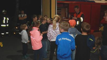 Bild: edo
Ihr neu erworbenes Wissen über das "Handwerk" der Floriansjünger bringen die Kinder bei einem Quiz an. Feuerwehrvorsitzender Martin Kräml überreicht den besten Teilnehmern anschließend Medaillen.