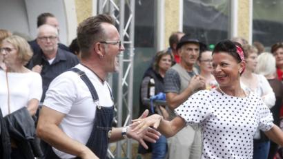 Bild: Hirsch
Rockabilly am Neunburger Schrannenplatz: Die Luckyliners aus Wackersdorf tanzten zur Country-Musik der "Sunny Recorders".