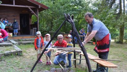 Bild: Sepp Gleißner/exb
Basteln und Grillen stehen beim Ferienprogramm des Ortsverschönerungsverein Wurz am Abenteuerspielplatz am Rotzenbühl auf dem Plan.