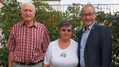 Bild: sön
Zur goldenen Hochzeit gratulierte Bürgermeister Erwin Geitner dem Jubelpaar Monika und Georg Walz (von rechts).