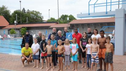 Bild: njn
Viel Spaß hatten die Kinder beim Schnuppertauchen im Ferienprogramm. Mit auf dem Bild das Taucherteam mit Tauchlehrer Konrad Keller (hintere Reihe vierter von links) und Bademeister Mohamed Naeim (Sechster von links).