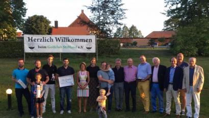 Bild: GC Stiftland/exb
Bei der Siegerehrung wurden folgende Spieler geehrt (von links nach rechts):
Marian Ludwig, Jindrich Volmuth,Julien Buck, Daniel Wokensky, Christl Pirmanschegg, Sophie Hamisch, Philipp Maier, Manfred Tretter, Klaus Baumbach, Armin Goller, Dr. Wolfgang Ries, Dr. Manfred Wölfel, Thomas Schwirtz, Horst Röder. Es fehlen: Pascal Schwirtz, Sandra Gretschel und Margit Werner.