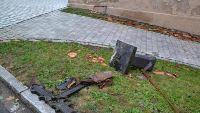 Bild: gi
"Gott sei Dank wurde niemand verletzt", sagt Pfarrer Josef Most. Aus schwerem Gusseisen sind Kreuz und Sockel, die sich am Sonntagabend, 18. August, vom Kirchturm lösten und im Grünstreifen landeten.