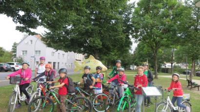 Bild: jzk
In der Bürgermeister-Metschnabl-Anlage, beim Karpfen „Drucker-Ei‘“, der zweiten Skulptur auf dem Phantastischen Karpfenweg, starteten die Betreuerinnen Thea Ferber und Denise Kühnel (hinten von rechts) mit den Kindern die GPS-Tour.