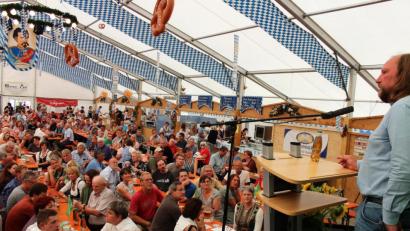 Bild: stg
Grünen-Fraktionschef Anton Hofreiter setzte in seiner Rede beim Kemnather Wiesenfest viel auf Inhalte, weniger auf Attacken.