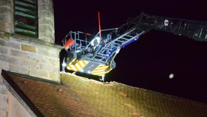 Bild: bey
Das Kreuz beschädigte beim Herabfallen das Dach der Kirche in Burgtreswitz.