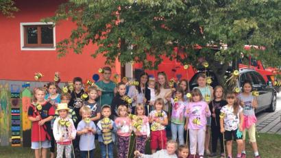 Bild: exb
Die Kinder laden Wildbienen ins Hotel ein: Stolz präsentieren die Buben und Mädchen ihre Bastelarbeit.