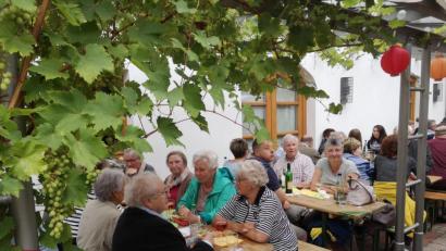 Bild: hir
Stilecht unter Blättern und Trauben hatten sich viele Gäste im Klosterhof eingefunden, um zusammen mit der Stadtkapelle einen lauschigen Abend beim Weinfest zu genießen.