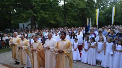 Bild: mma
Fahnen, Kommunionkinder in Festkleidern und eine unüberschaubare Menge an Gläubigen feierten den Abschlusssgottesdienst am Freialtar mit.