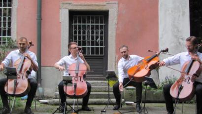 Bild: rbr
Das „Prague Cello Quartet“ erheiterte am Samstag im Wurzer Pfarrhof die Zuhörer mit hochmusikalisch tonalem Humor.