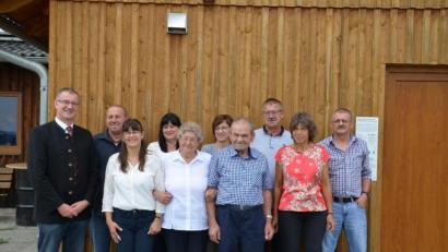 Bild: ga
Zweiter Bürgermeister Franz Grabinger (links) gratulierte Hildegard Beinhölzl (Mitte) zusammen mit Ehemann Xaver, den drei Söhnen und den vier Töchtern zum 80. Geburtstag.