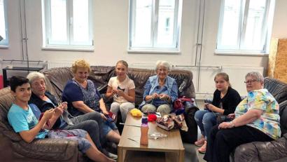Bild: Stadt Marktredwitz/exb
Tipps und Tricks zum Stricken bekamen die Kinder von Damen aus der Runde "Aktuelle Stunde".
