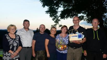 Bild: bey
Seniorchefin Erika Grötsch, Bürgermeister Rainer Rewitzer, Thomas Grötsch, Elfriede Grötsch (von links) und Helmut Lang, Sohn der Gastgeberin Maria Lang in der Kinder- und Jugendzeit von Bettina Lampertius (rechts) freuen sich über die Treue des Berliner Ehepaares, das als Zeichen des Dankes Geschenke erhalten hat.