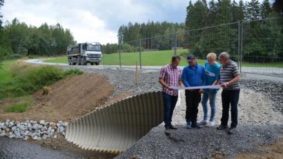 Bild: fz
Am aufwendigen Durchlass der Luhe bespricht Bürgermeister Anton Kappl (links) mit Ingenieur Dietmar Hammerl (rechts) die weiteren Planungen. Alles läuft super.