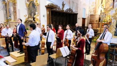 Bild: do
Wärme und sinnspendenden Trost gewährten bei einem Musikabend für die Seele das Kammerorchester Turkmenistan unter Leitung von Rasul Klychev und die Solisten Samir Rzayev (Violine), Yusup Ovezov (Klarinette) und Leyli Okdirova (Sopran)