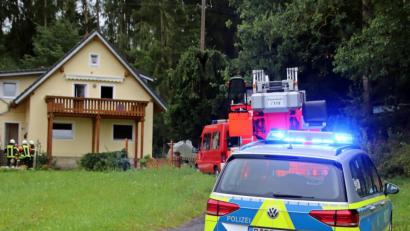 Bild: jma
Auch eine Streife der Polizeiinspektion Eschenbach war vor Ort, als in Metzenhof ein Schwelbrand gemeldet wurde.