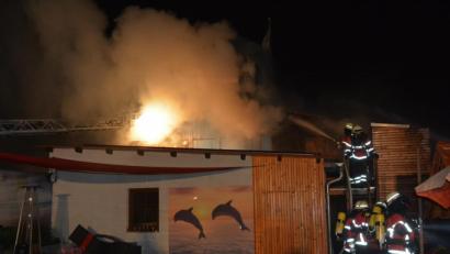 Bild: jr
Flammen lodern aus dem Schreinerei-Gebäude.