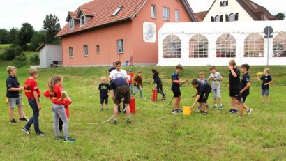 Bild: boj
Einen Riesenspaß hatten die Kinder bei ihren spielerischen Löschübungen. So manches T-Shirt blieb da nicht trocken.