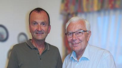 Bild: hhn
Hermann Schmid im Bild links überreichte an Missionar Bruder Markus Forster die Spenderbox mit 500 Euro. Bruder Markus bedankte sich und sagte, er werde das Geld sinnvoll für seine weitere Missionsarbeit verwenden.