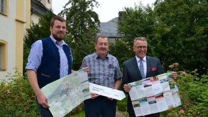 Bild: szl
Tourist-Inf-Leiter Ludwig Bundscherer, Rudi Ehstand und Bürgermeister Franz Stahl stellen die neue Tirschenreuther Wanderkarte vor.
