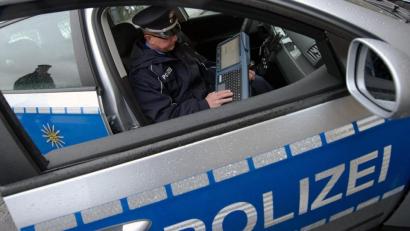 Symbolbild:  Arno Burgi dpa/lsn
Die Polizei ermittelt wegen eines Autodiebstahls.