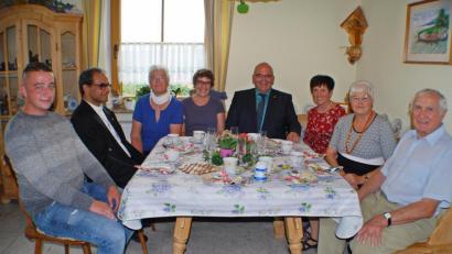 Bild: enz
Marianne Philipp (Zweite von rechts) feierte ihren 80. Geburtstag. Es gratulierten Partner Georg Helm, Edeltraud Köstler in Vertretung des Pfarrgemeinderates, Bürgermeister Klaus Meyer, Seniorenbeauftragte Beate Ott, Elfriede Fastner, Pfarrer George Parankimalil und der stellvertretende Vorsitzende des OWV Thomas Küblböck (von rechts)