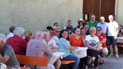 Bild: hcz
Vorsitzende Rosi Polland (hinten, mit Hut) freute sich über den zahlreichen Besuch beim Sommerfest der "Höhe 309".