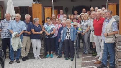 Bild: fsb
Die Wandergruppe des Oberpfälzer Waldvereins Rothenstadt am Eingang zum Wirtshaus „Marie“ in Achenwald