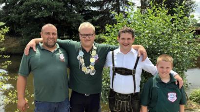 Bild: bgm
Zur Proklamation des neuen Fischerkönigs Marco Meierhöfer (Zweiter von links) gratulieren erster Vorsitzender Tobias Hacker (Zweiter von rechts) mit seinem Junior Tamino und zweitem Vorsitzender Urban Zirngibl (links).