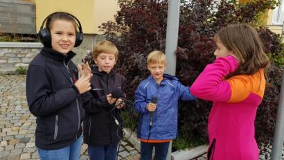 Bild: öt
Professionell ausgerüstet mit Aufnahmegerät, Mikrofon und Kopfhörer machten sich die Kinder auf, um beim Ferienprogramm in Neusorg eine Umfrage durchzuführen.