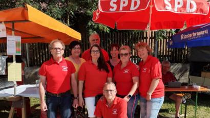 Bild: flf
Das Sommerfest der SPD war heuer bestens besucht. Die Helfer hatten alle Hände voll zu tun.