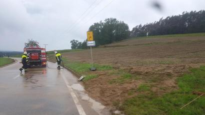 Bild: Hirsch
Einsatz der Feuerwehr auf der verdreckten Straße zwischen Schwarzenfeld und Sonnenried.