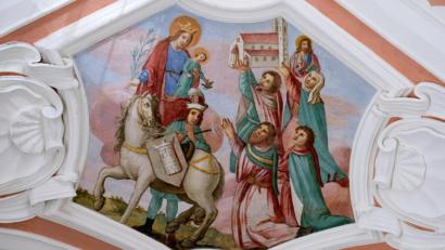 Bild: do
Das sogenannte Stifterbild in der Eingangshalle der Klosterkirche erinnert an die Klostergründung. Ein Knappe mit Pferd zeigt dem Betrachter das Wappen "derer von Reifenberg": den silbernen Turm auf rotem Grund. Auf Spruchbändern um das Bild ist auf Lateinisch der Stiftertext zu lesen.