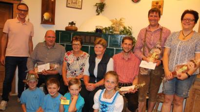 Bild: kro
Bürgermeister Bernd Sommer (links stehend) nahm höchstpersönlich die REhrungen vor. Gehert wurden, von links, Andreas Riedl Monika Enders, Annemarie Härtl, Andreas Grillmeier sowie Heidi und Thomas Härtl. Die Bühnenkinder (vorne) erhielten jeweils einen Eisgutschein.