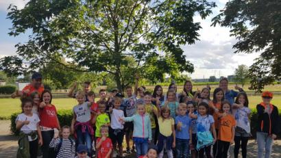 Bild: Christoph Schiesl/exb
Die kleinen Geocacher sind nach erfolgreicher Schatzsuche sichtlich zufrieden.